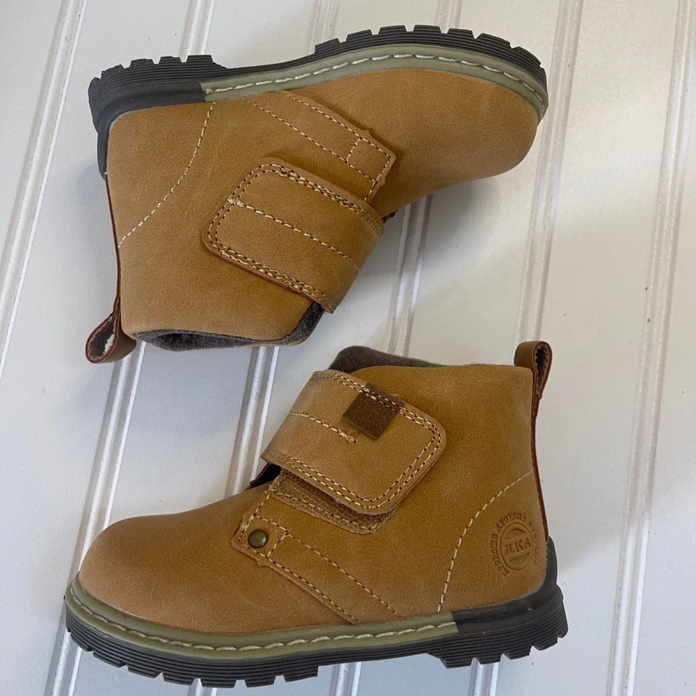 NWOT Apakowa Toddler Boys Tan Ankle Boots‎ Hook Loop Strap 22 EU 6 US Rugged Lug